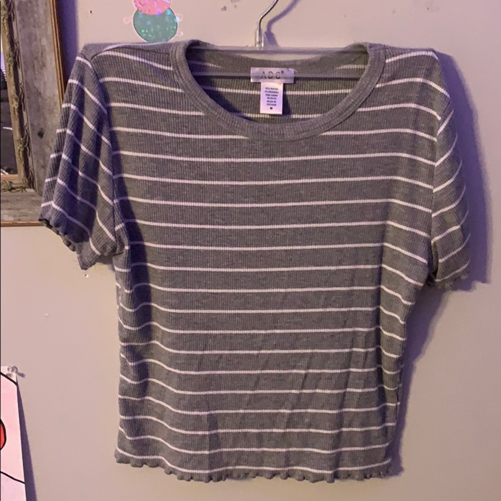 cute and soft grey cropped shirt